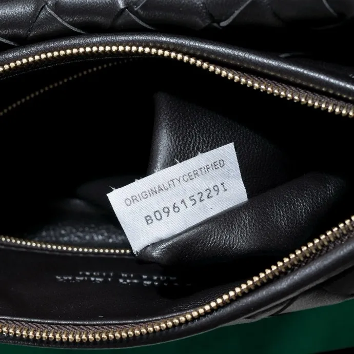 Batch 1860 Bv Shu Qi's same "Gemelli" twin bag 👇 Locked in advance 24 years of hot style 💕 Gemelli is paired with two half-moon shaped bags, matched with the brand's iconic intrecciato woven sheepskin, equipped with a detachable tubular handle, which can be used as a clutch, on the shoulder or by flipping the small crescent moon as a handle, or as a long shoulder strap 🉑️ crossbody The dual design has a personalized yet charming attitude, and the eye-catching visual impact brings an elegant and fashionable feeling. It is a bag worth buying💥 Size: 36x25x10, Model: 4281#